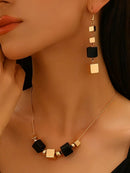 Conjunto Dourado com Design Cúbico