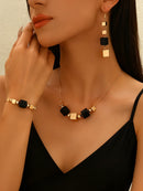 Conjunto Dourado com Design Cúbico